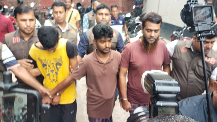 বগুড়ায় ১০২ ভরি স্বর্ণ ছিনতাইয়ে গ্রেপ্তার ৪, উদ্ধার ৮৮ লাখ টাকা